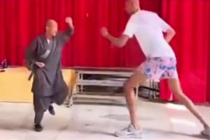 文班去年休赛期光着膀子在少林寺打球，这身体谁看了不震撼？